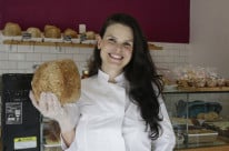Gabriela Pauli é a empreendedora que comanda a padaria A Violeta, no bairro Moinhos de Vento