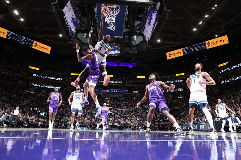 Anthony Edwards protagonizou uma bela enterrada sobre John Collins que "levantou" o público