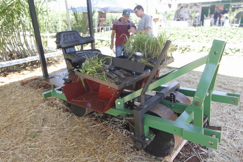Joaquim Kurz (E) e o filho Márcio dizem que a Topa-tudo levará eficiência e economia ao plantio