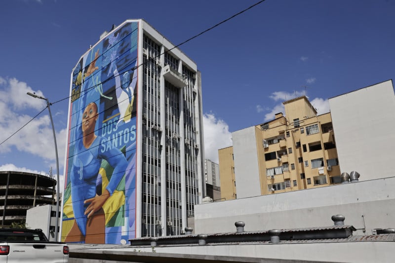 Mural em homenagem à ginasta Daiane dos Santos, do artista Kelvin Koubik, é a mais recente das pinturas em grande escala que transformam a Capital em uma galeria de arte a céu aberto