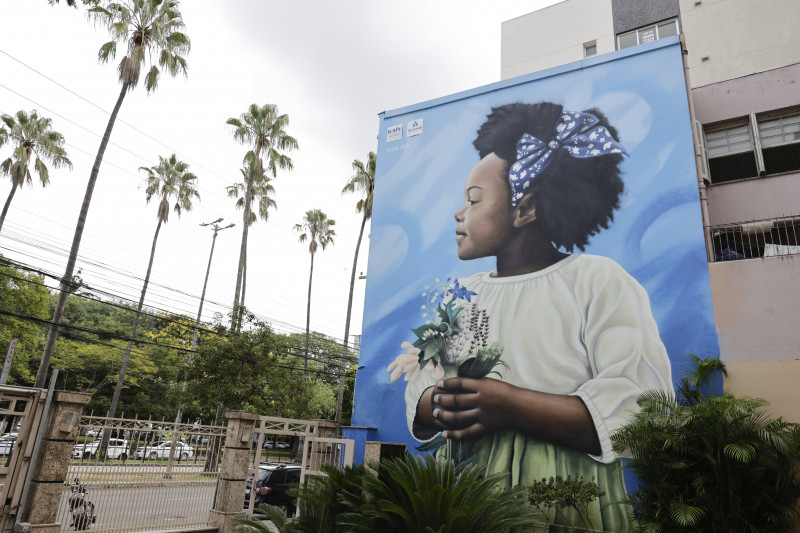 'Menina do Jardim' é um dos murais do artista Erick Citron que podem ser conferidos pelas ruas da Capital 