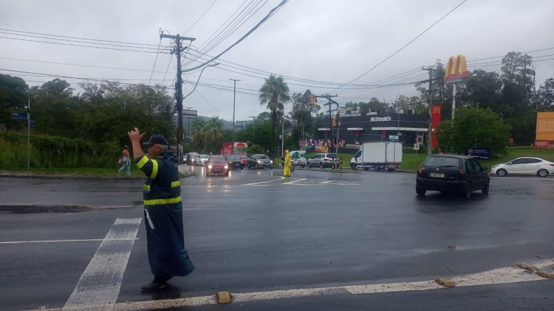 São 5 vias com bloqueio por queda de árvores e 2 outros trechos liberados