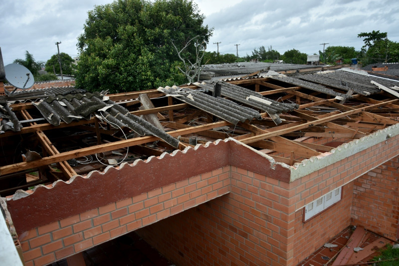 Em Imbé, o vendaval destelhou casas em alguns bairros da cidade 