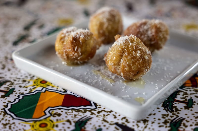 Um dos destaques do card&aacute;pio &eacute; o Beignet, uma por&ccedil;&atilde;o de bolinho de chuva com mel org&acirc;nico e coco ralado Foto: T&Acirc;NIA MEINERZ/JC