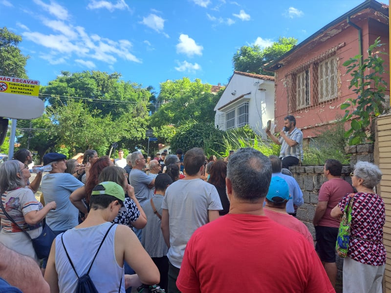 Público da 4ª Caminhada Literária se reuniu em frente aos imóveis onde residiram Dyonélio Machado (foto), Erico Verissimo, Cyro Martins e Josué Guimarães, no bairro Petrópolis
