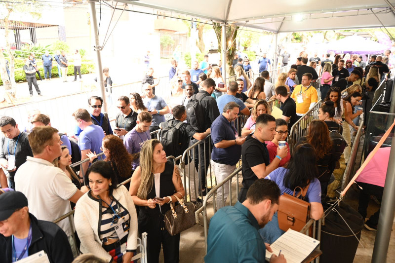Melnick Day ocorreu no sábado em Porto Alegre; público fez fila para comprar imóvel com desconto
