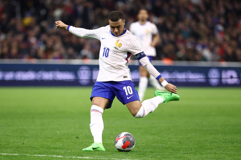 Mesmo com atuação ruim de Mbappe, França vira em amistoso contra o Chile