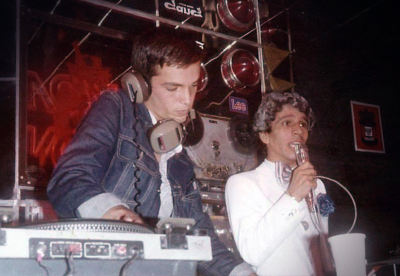 DJ Luisinho Frota (esq) e Dirnei Messias mandando ver na mesa de som do Papagayu's em 1981