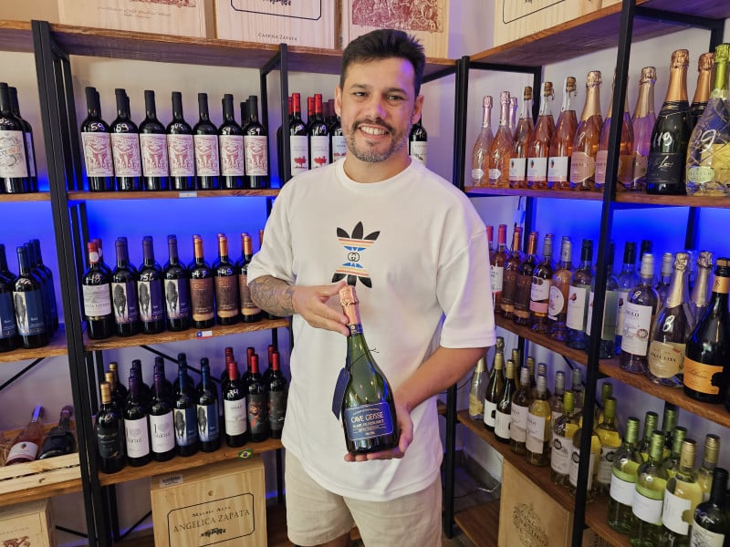 Vinicius Lima é o rosto por trás da loja O Comerciantte  Foto: JAMIL/ESPECIAL/JC