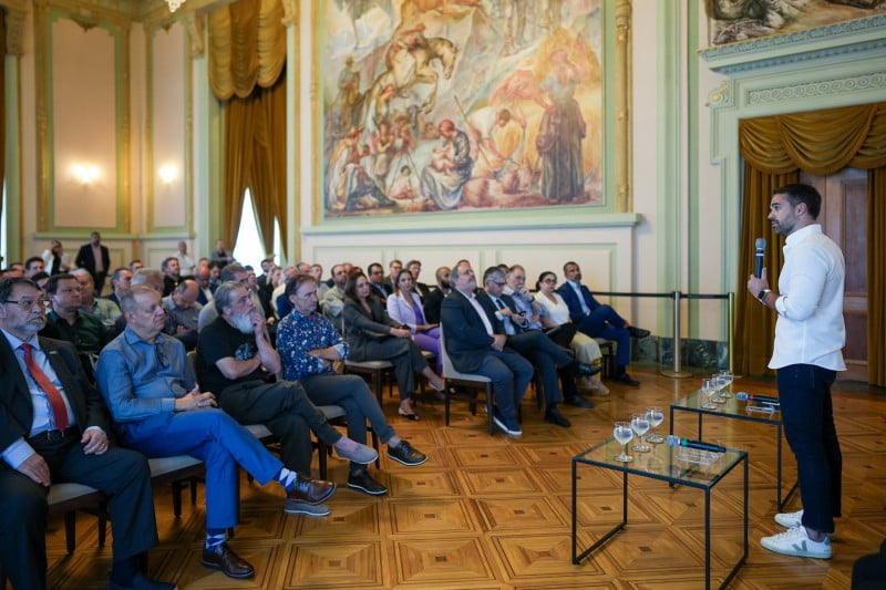 Após reunião com entidades empresariais, governador admite rever os decretos sobre benefícios