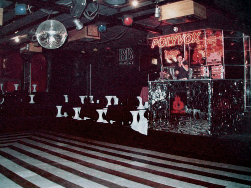 Imagem interna da boate Papagayu's, com pista de dança e cabine de som