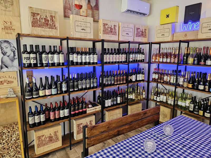 O Comerciante oferece mais de 50 rótulos de vinhos de diferente países  Foto: JAMIL/ESPECIAL/JC