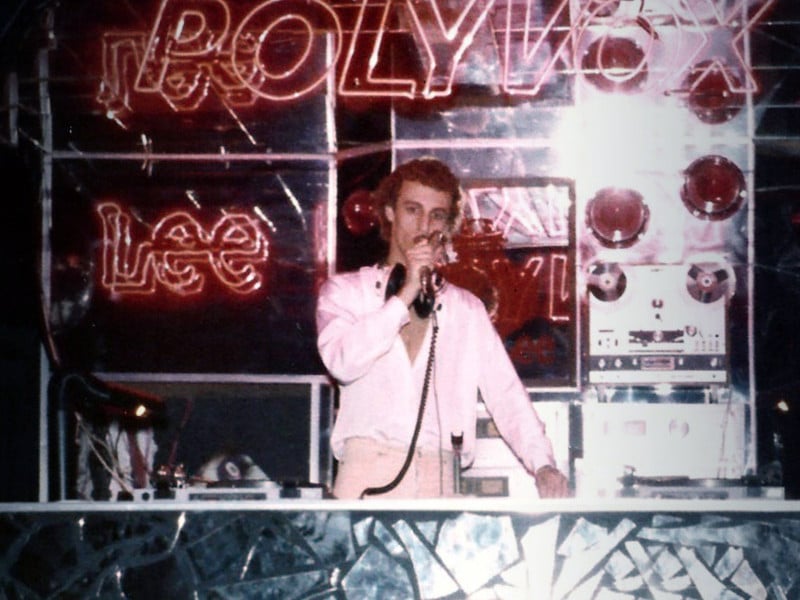 Da cabine, o DJ Mestre Moa fazia do microfone um recurso diferenciado de estímulo ao público
