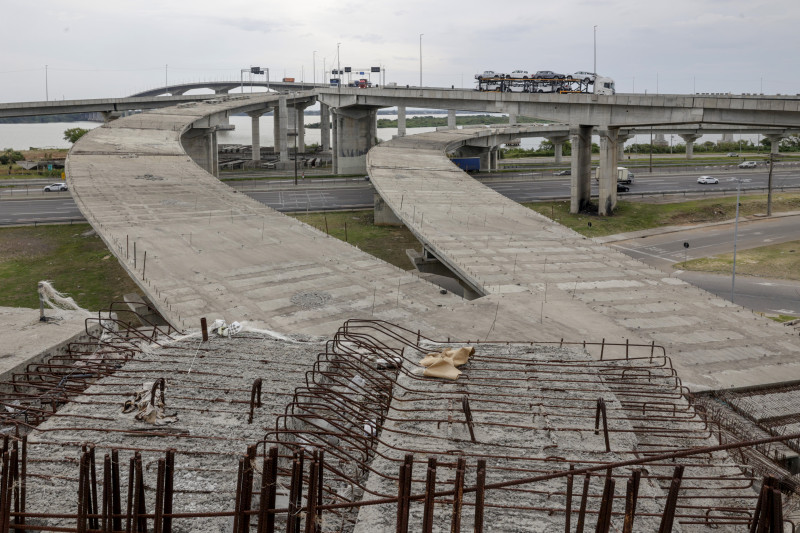 Obras das alças de acesso da nova Ponte do Guaíba estão paralisadas há um ano e quatro meses 