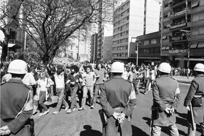 Protesto de estudantes em 1980 na inauguração da placa em homenagem ao ditador argentino Videla é uma das fotos da exposição 