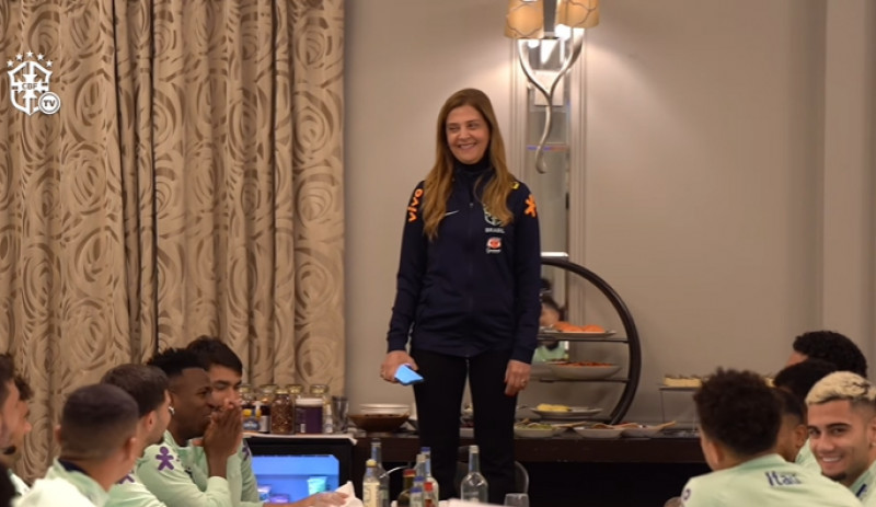 Leila é a primeira mulher a chefiar a delegação brasileira de futebol masculino