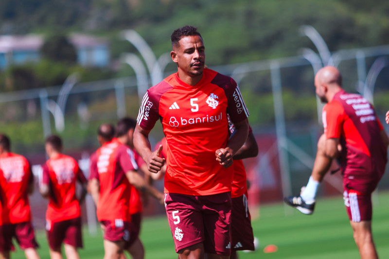 Coudet monta Inter repaginado por reforços para estreia na Sul-Americana