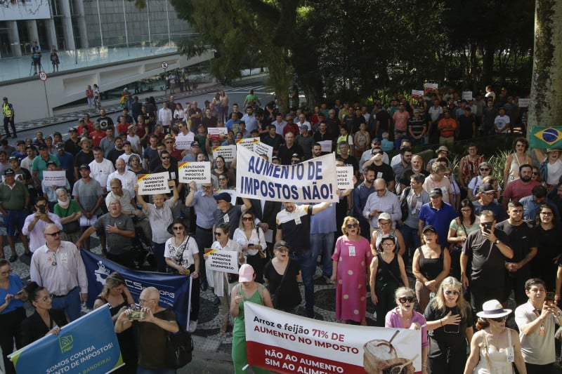 Em 1º de abril, entidades se reuniram para protestar em frente ao Palácio Piratini
