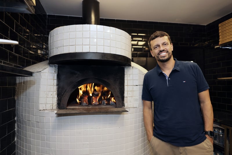 Luiz Eduardo Barbosa &eacute; um dos s&oacute;cios-fundadores da Balcone Pizzaria Foto: T&Acirc;NIA MEINERZ/JC