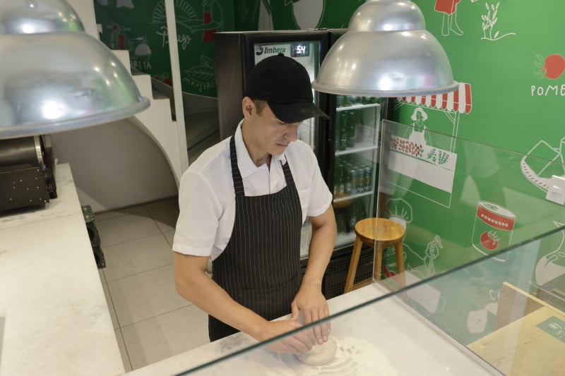 Filipe Lopes comanda a Pizzaria Prego na Galeria Moinhos de Vento Foto: T&Acirc;NIA MEINERZ/JC