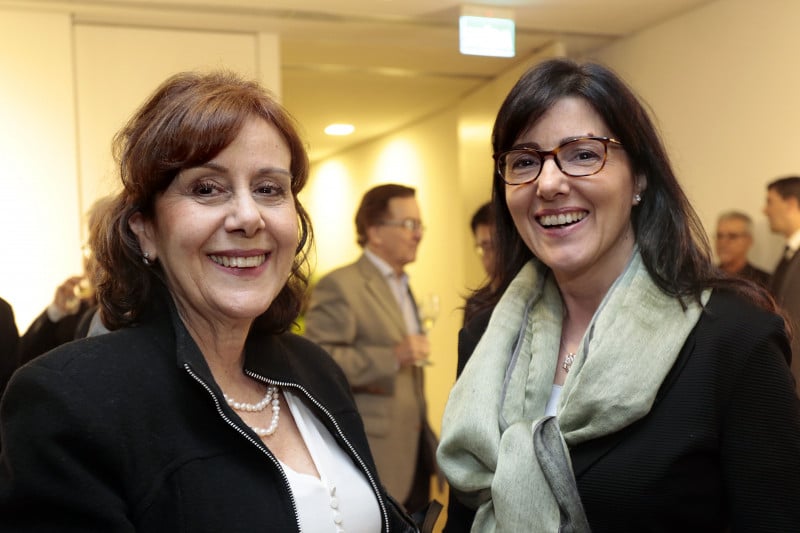 Maria do Carmo Campos (esq) e Sandra Ling na abertura da primeira exposição do Instituto Ling, de Nelson Felix, em 2014