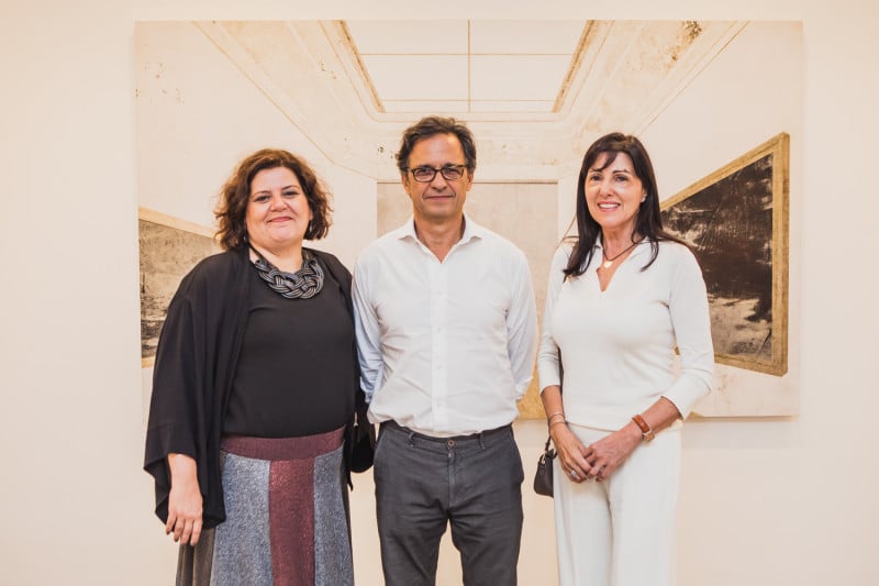 Ao lado de Daniela Name (esq) e Daniel Senise na abertura da exposição Museu, em 2019