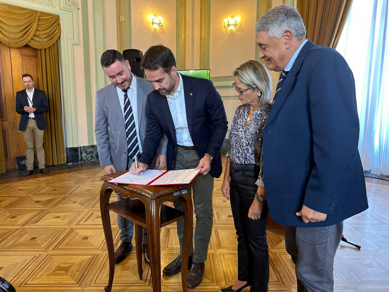 Contrato foi assinado pelo governador Eduardo Leite; obras devem ser concluídas em 21 meses após a retomada