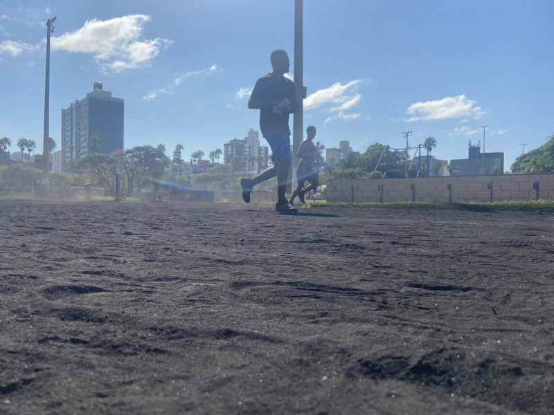 Entre as reclamações dos corredores, está a poeira levantada durante a atividade física
