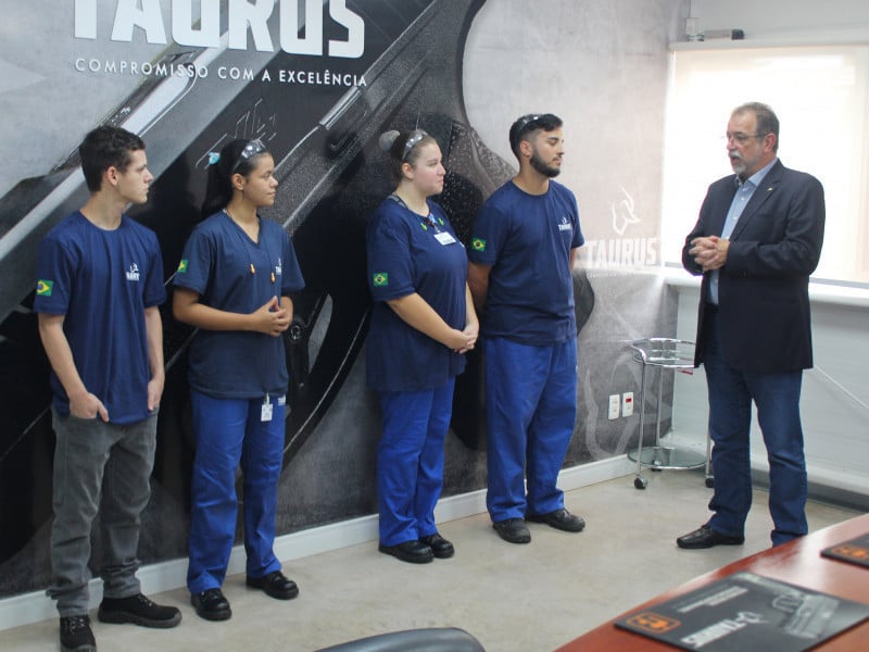 Nuhs (direita) destaca a importância da formação de novos talentos e defende que a capacitação deve estar disponível para todas as pessoas