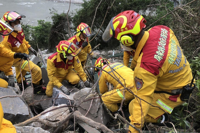 Bombeiros seguem na busca de desaparecidos em meio aos escombros