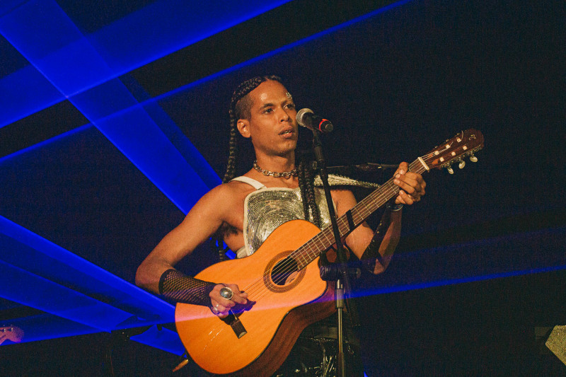 cantor e compositor Giovani Cidreira (foto) e multiartista Gãthã fazem apresentação inédita e gratuita no Instituto Ling, neste sábado (6), às 19h
