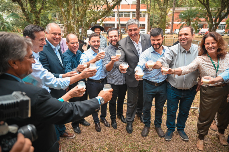 Lançamento da Fenasul Expoleite foi marcado por um brinde com leite na Secretaria da Agricultura