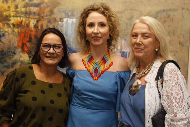 A exposição Miragens: onde dormem os sonhos, de Lilian Maus (na foto, entre Mara Prates e Marilene Bittencourt) com curadoria de Gabriela Motta, aberta recentemente na Ocre Galeria, será tema de mais uma edição do projeto Conversa com a Artista, que ocorre no próximo sábado, dia 20 de abril, às 11h, na galeria.