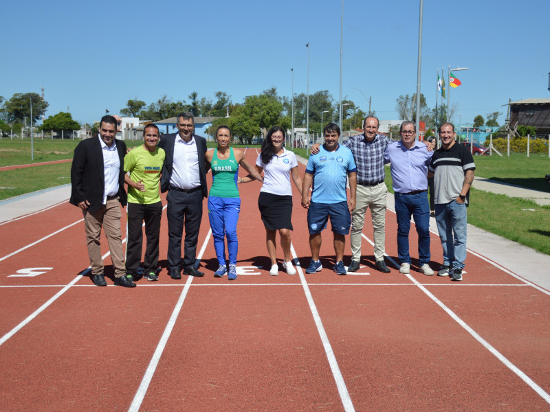 Local tem quadra de grama sint&eacute;tica, al&eacute;m de uma pista de atletismo