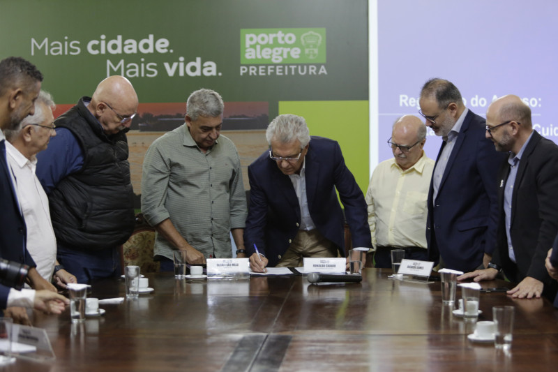 Governador Ronaldo Caiado e o prefeito Sebastião Melo assinaram o protocolo