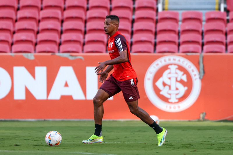 Coudet tem 'problema bom' para definir o primeiro volante do Inter