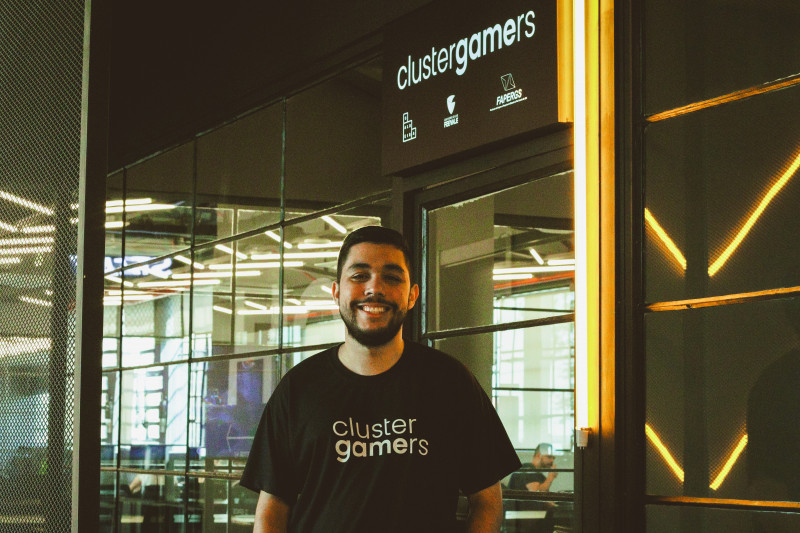 Giovanne Santos, gestor de comunidade no Clustergamers, é responsável pela arena de jogos
