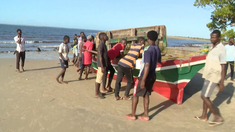 Informações preliminares indicam que o barco virou após ser atingido por uma onda