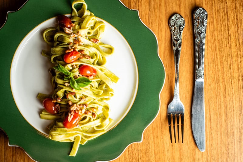 O estabelecimento conta com pratos para almo&ccedil;o de segunda-feira a s&aacute;bado Foto: CORTE FOOD/BRIGITTE/DIVULGA&Ccedil;&Atilde;O/JC