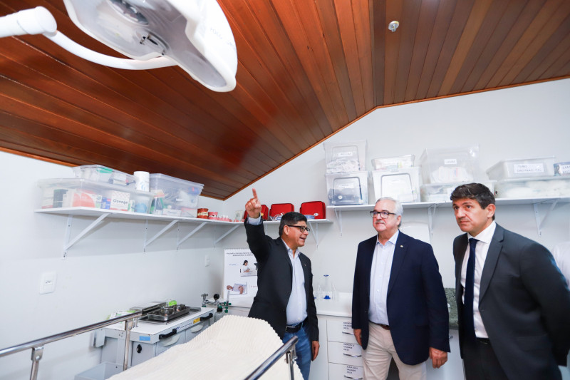 Os mais de 200 itens foram entregues pelo CEO do Hospital Moinhos de Vento, Mohamed Parrini, ao representante da ACM Região das Hortênsias, Pascual Jesus Mostaceros Neyra. 