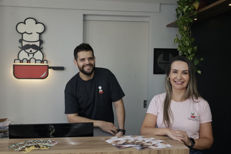 Felipe Avelino e Samantha Anacleto são sócios na Gastrô Comfort Food Foto: TÂNIA MEINERZ/JC