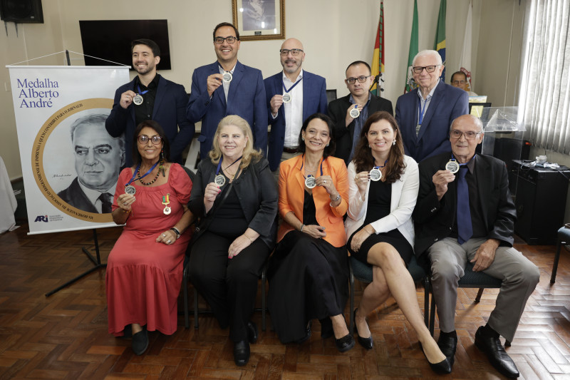 Homenageados com a Medalha Alberto André em 2024: Gabriel Costa Silveira, Guilherme Kolling, Fabio Berti, André Silva e Armando Burd (em pé), Maria Luiza Benitez, Juçara Dini, Cristiane Finger, Michele Limeira e Vilmar da Rosa