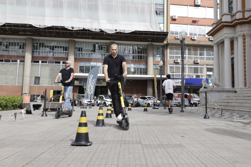 A iniciativa é acessível  para iniciantes e também para quem já tem contato com o patinete