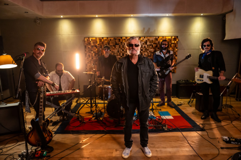 Ao lado de seu Bando, ator mostra faceta de músico em show no Grezz