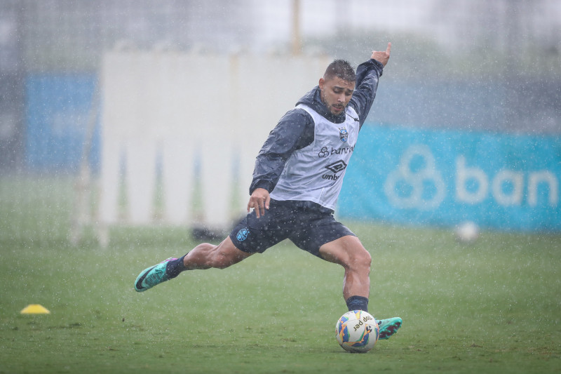 Problemas na defesa provocam mudanças no Grêmio para a estreia no Brasileirão