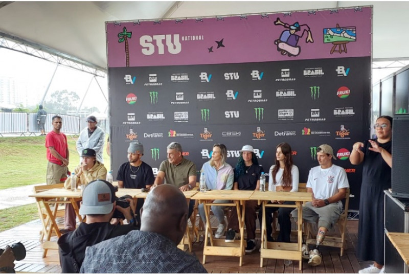 Prefeito Sebastião Melo e atletas que irão competir participaram de coletiva na manhã desta quinta-feira