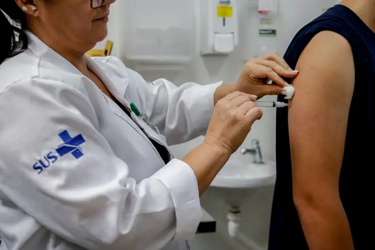 Vacina contra a doença está disponível de graça e para pessoas de todas as idades no SUS