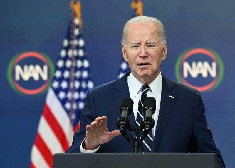 Biden afirmou que segue segue "firmemente comprometido em continuar na corrida"