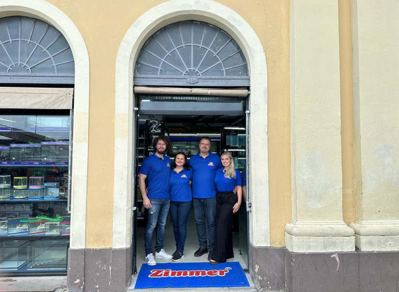 Família Zimmer (esq à dir) Roberto Andrey, Vera, Roberto e Giulyanna, na nova "casa" da loja