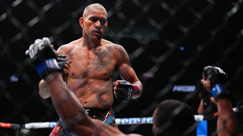 Brasileiro derrotou o americano Jamahal Hill, nº 1 do ranking, e manteve o cinturão dos meio-pesados (até 93 quilos)